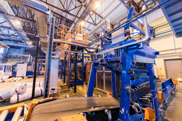 equipement-usine-operationnelle-moderne-produisant-fibre-verre-rouleaux-laine-roche-laine-verre-concept-atelier-travail-metaux-machines-industrie-lourde-fond